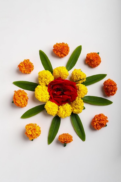 Foto diseño de rangoli de flores de caléndula para el festival de diwali, decoración de flores del festival indio