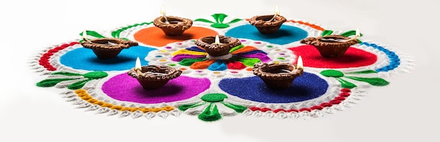 Diseño Rangoli hecho de colores en polvo durante los festivales de Diwali, Onam, Pongal