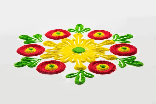 Diseño Rangoli hecho de colores en polvo durante los festivales de Diwali, Onam, Pongal