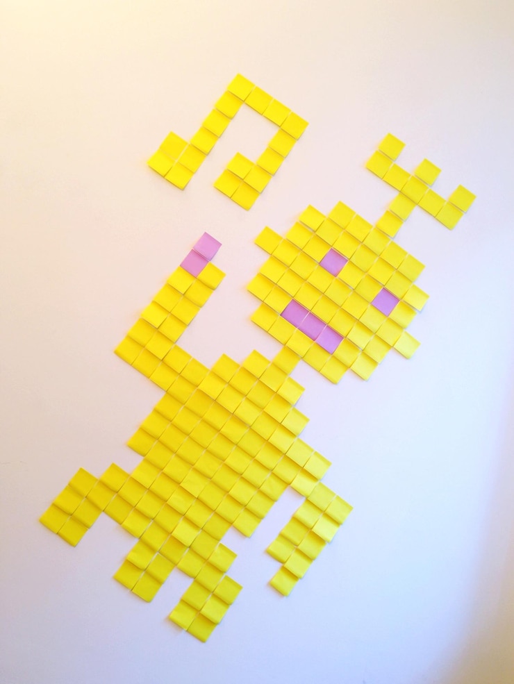 Foto diseño de robot de mosaico de papel en papel amarillo