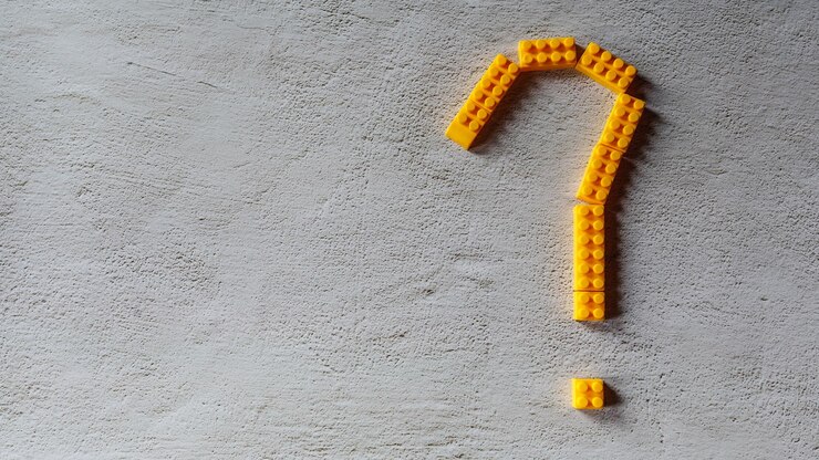 Foto diseño de signo de interrogación amarillo de rompecabezas de juguete