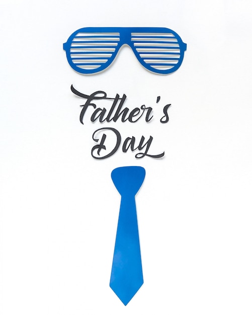 Foto diseño de tarjeta de felicitación del día del padre con corbata y gafas