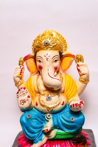 Diseño de tarjeta de felicitación feliz de Ganesh Chaturthi con el ídolo de lord ganesha