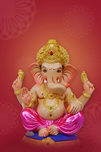 Diseño de tarjeta de felicitación de Happy Ganesh Chaturthi con lord ganesha sclupture