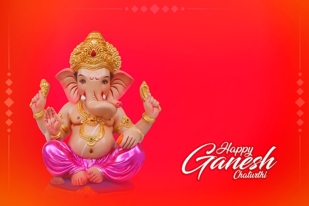 Diseño de tarjeta de felicitación de Happy Ganesh Chaturthi con lord ganesha sclupture