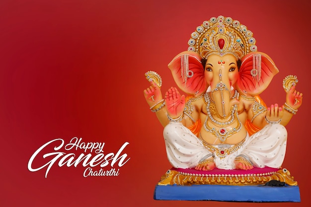 Foto diseño de tarjeta de felicitación de happy ganesh chaturthi con lord ganesha sclupture