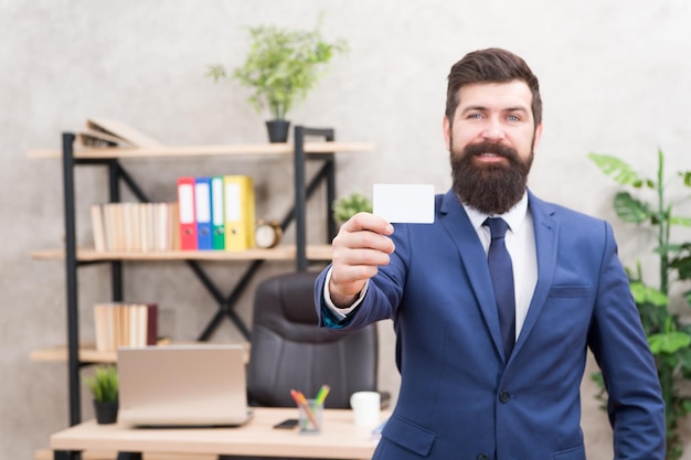 Diseño de tarjeta Llame ahora Chico traje formal de pie en la oficina Contador o banquero Hombre de negocios con tarjeta en blanco Contactos útiles Tarjeta de presentación de gerente superior hipster barbudo Servicios bancarios para pequeñas empresas