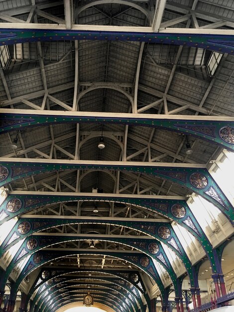 Diseño de techo de madera y acero de Smithfield Market en Londres.