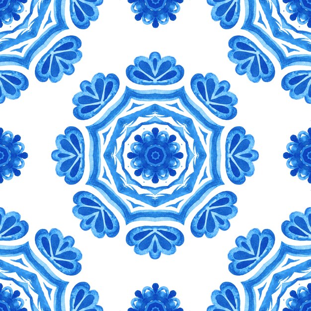 Diseño de tela de azulejos orientales patrón de acuarela azul transparente magnífico. Adorno turco. Mosaico marroquí.