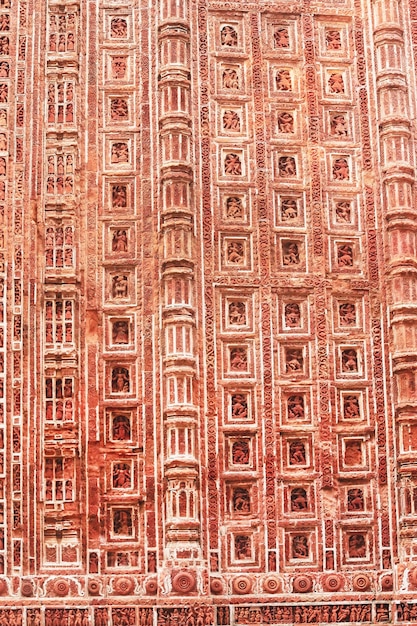 Diseño de terracota en la pared del popular templo Kantajew del siglo XVIII en Bangladesh