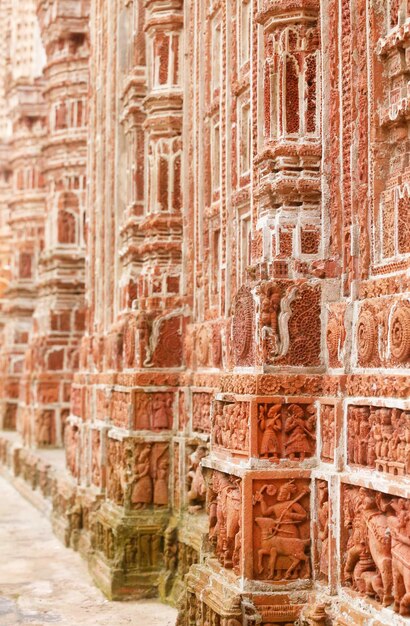 Diseño de terracota en la pared del popular templo Kantajew del siglo XVIII en Bangladesh