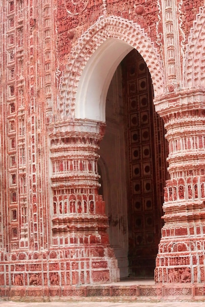 Foto diseño de terracota en la pared del popular templo kantajew del siglo xviii en bangladesh