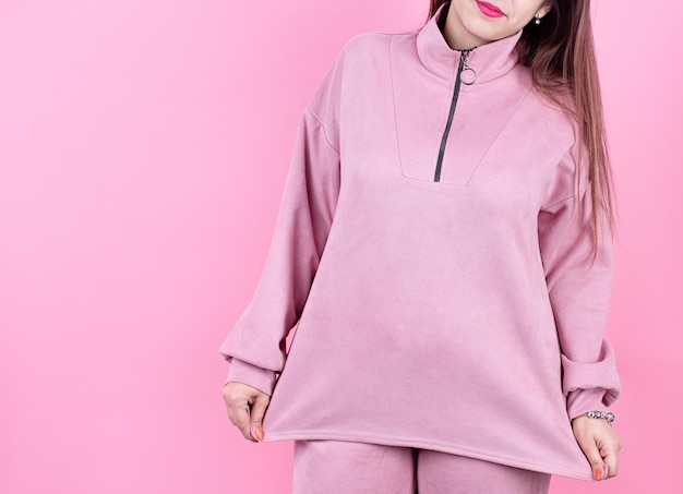 Diseño de traje de casa y concepto de personas mujer joven con pantalones rosa suave y sudadera para diseño de maqueta