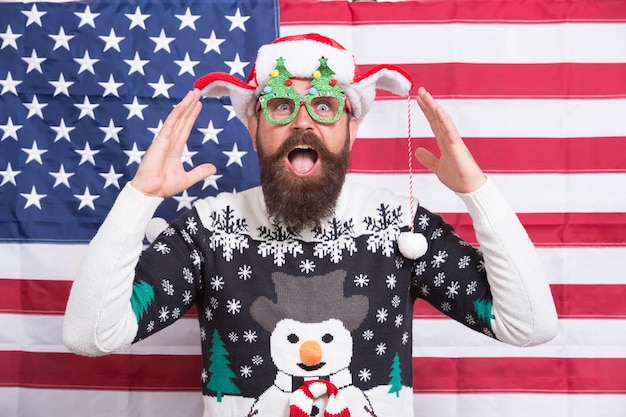 Diseño de vacaciones personalizado llave en mano. Chico americano se unió a la alegre celebración. Tradición americana. Papá Noel en la bandera americana. Celebre navidad y año nuevo. Navidad en USA. Temporada de vacaciones de invierno.