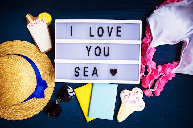 Diseño de verano: traje de baño, gorro, gafas de sol, pasaporte, helado, inscripción de cóctel Me encanta el mar