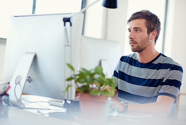 Diseño web de computadoras y hombre de negocios en la oficina para la investigación de software de sitios web e internet Agencia creativa diseñador gráfico y persona en la computadora para programación de desarrolladores y codificación en línea en el escritorio