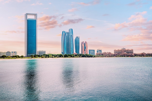 Los diseños únicos y contemporáneos de los rascacielos en esta foto definen el horizonte moderno de Abu Dhabi con cada edificio compitiendo en altura y gracia es una verdadera fiesta para los ojos