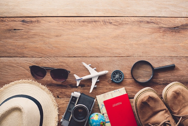 Foto disfraces de accesorios de viaje. pasaportes, equipaje, el costo de los mapas de viaje preparados para el viaje.