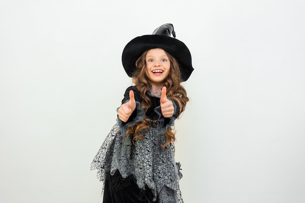 Disfraz de bruja para carnaval Un niño con traje negro de Halloween