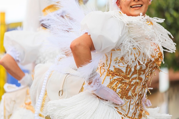 Foto disfraz de carnaval colorido y origil