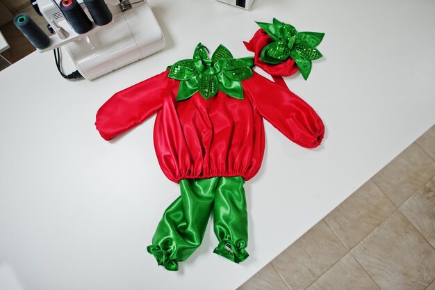Disfraz de niño hecho a mano de carnaval infantil en la oficina de la costurera en el lugar de trabajo