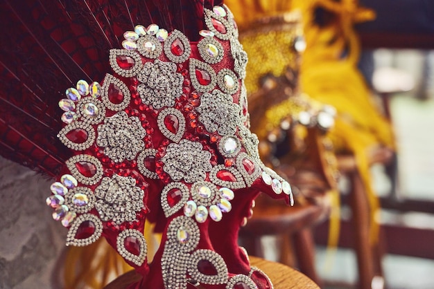 Disfrazes brillantes y moda en el festival para el traje y el traje colorido de la bailarina de samba Pelota roja y lentejas para la celebración con estilo de creatividad y evento tradicional en Río de Janeiro