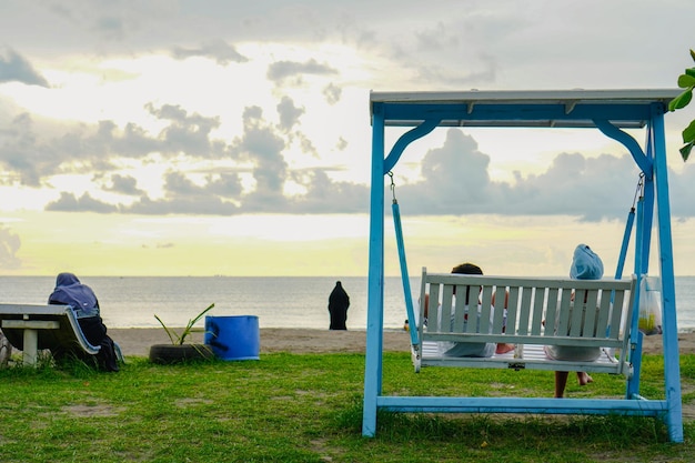 Disfruta del ambiente de la playa mientras te sientas en un columpio con espacio para copiar