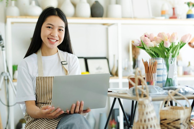 Disfruta de una joven empresaria que celebra el éxito o una pose feliz