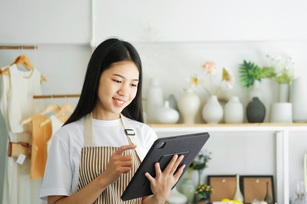 Disfruta de una joven empresaria que celebra el éxito o una pose feliz