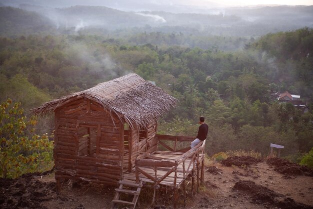 Foto disfruta de la mañana en la cabaña en la colina de la montaña negra