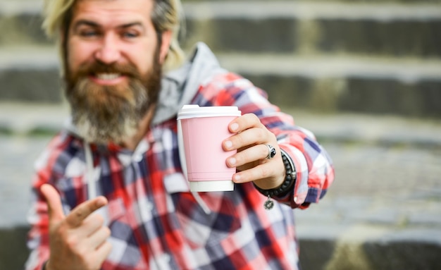 disfruta relajándose el fin de semana enfoque selectivo concepto de bebidas matutinas estudiante en el descanso para tomar café hombre barbudo bebiendo café mientras está sentado al aire libre chico hipster barbudo con ropa informal