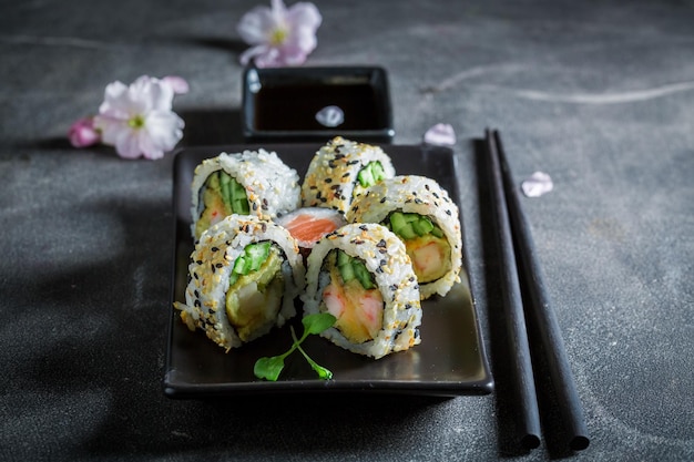 Disfruta de su mix de sushi a base de salmón y aguacate