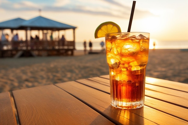 Se disfruta de té helado al atardecer con un fondo de playa