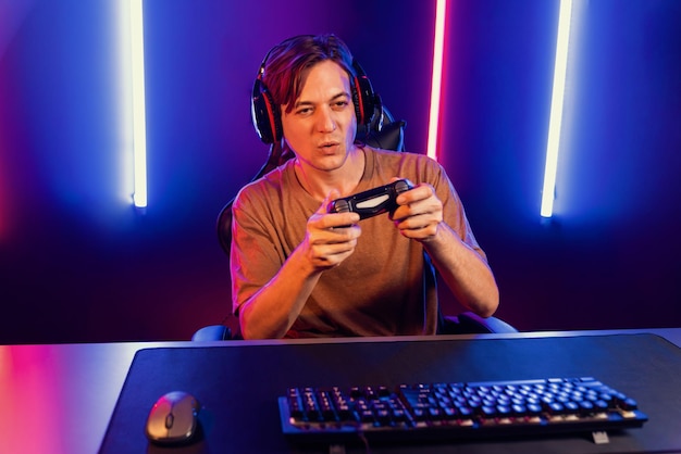 Disfruta de la transmisión de juegos inteligentes con control de joystick pecuniario