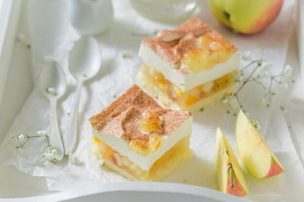 Disfruta de tu tarta de manzana con canela y frutas frescas