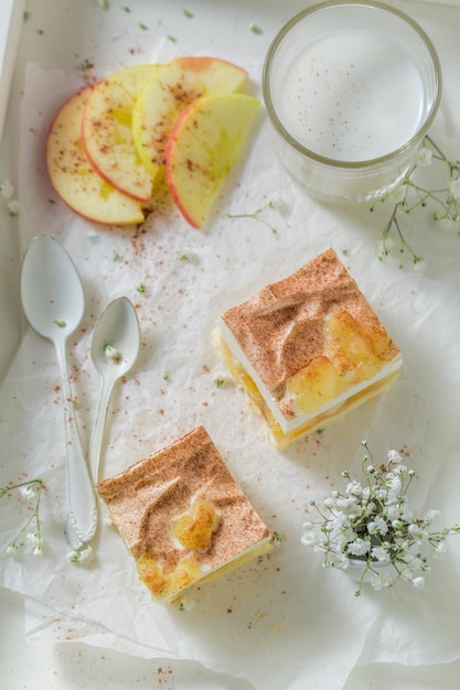 Disfruta de tu tarta de manzana con manzanas y nata