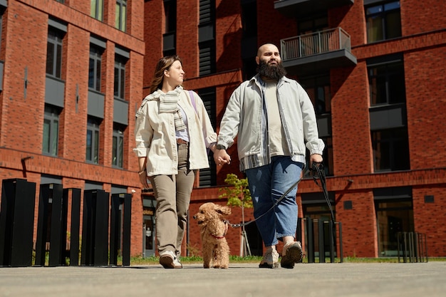 Disfrutando de caminar juntos en una zona residencial urbana