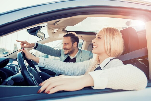 Disfrutando juntos del viaje por carretera