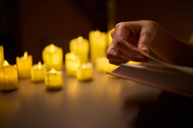 Disfrutando de una lectura acogedora a la luz de las velas para una escapada relajante y pacífica por la noche