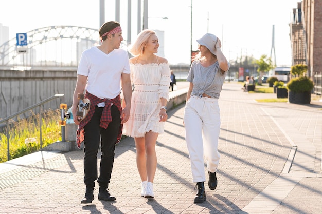 Disfrutando de la libertad. Tres amigos adolescentes felices están caminando en una ciudad
