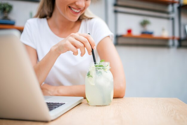 Disfrutando de limonada o mojito mientras usas una laptop.