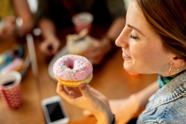 disfrutando en perfecto donut