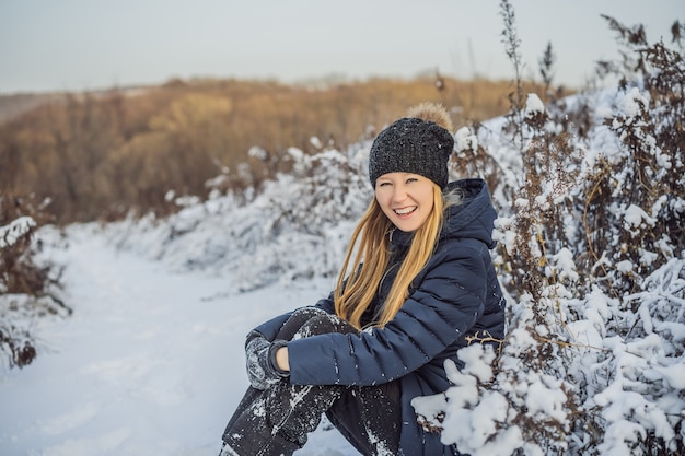 Disfrutando de la primera nieve joven