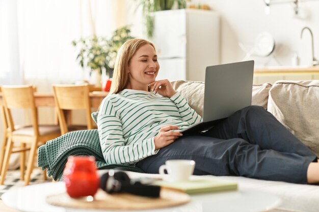 Disfrutando de una tarde acogedora mientras trabaja en una computadora portátil en un ambiente doméstico sereno