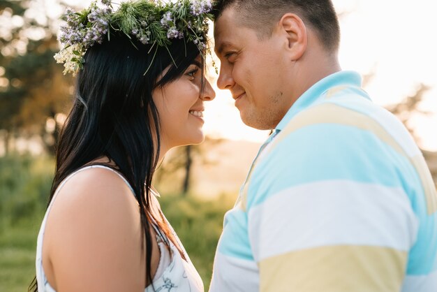 Disfrutando el tiempo juntos. Pareja elegante y amorosa disfrutando junto al mar. La pareja es joven y está enamorada. El concepto de juventud, amor y estilo de vida. Hermoso atardecer en un día de verano