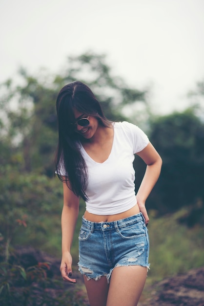 Disfrutando de unas vacaciones en el campo unidad con la naturaleza, la mujer inhala aire fresco