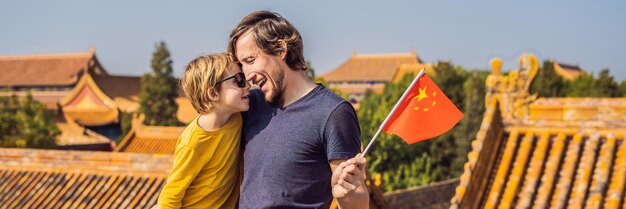 Disfrutando de vacaciones en china familia feliz con bandera nacional china en ciudad prohibida viajar a china