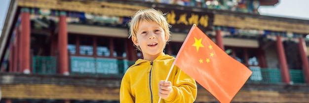 Disfrutando de vacaciones en china joven con bandera nacional china en el fondo del viejo chino