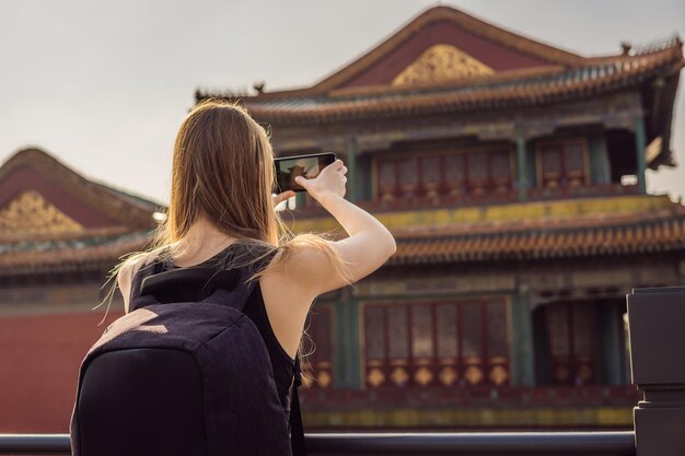 Disfrutando de vacaciones en China Mujer joven en la Ciudad Prohibida Concepto de viaje a China Tránsito sin visa 72 horas 144 horas en China