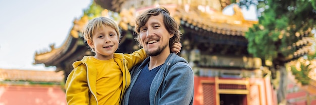 Disfrutando de las vacaciones en china, papá e hijo en la ciudad prohibida viajan a china con el concepto de niños sin visa